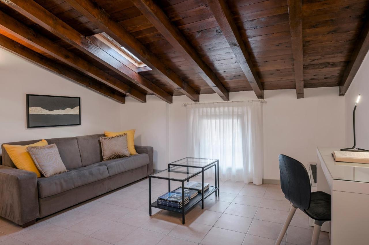 Lovely Mansard Iseo Portelle Holiday With Private Parking And Bike Storage Exterior foto