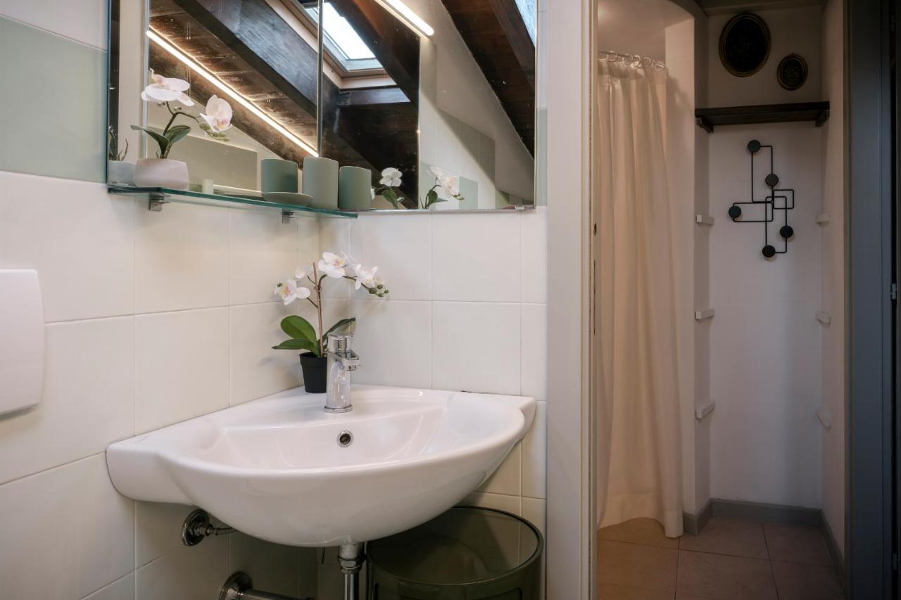 Lovely Mansard Iseo Portelle Holiday With Private Parking And Bike Storage Exterior foto