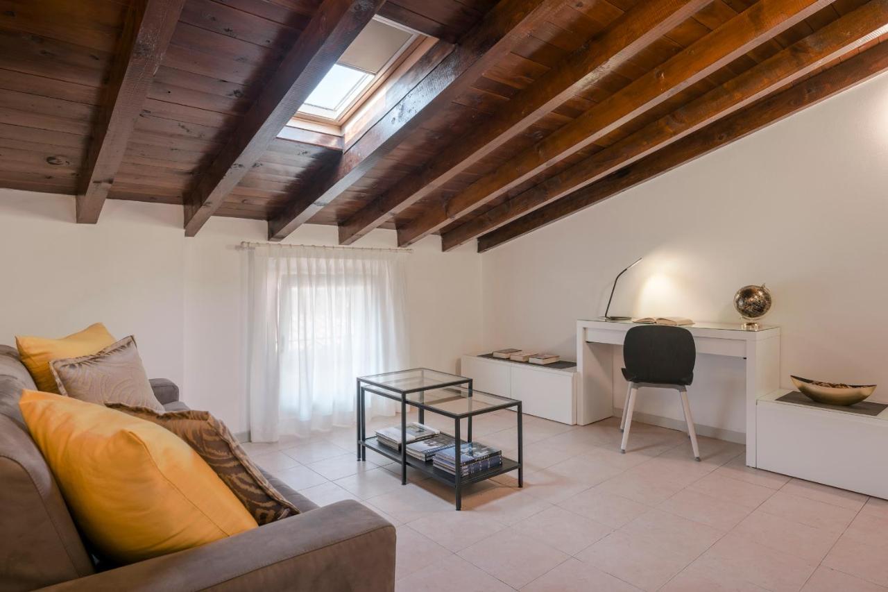 Lovely Mansard Iseo Portelle Holiday With Private Parking And Bike Storage Exterior foto