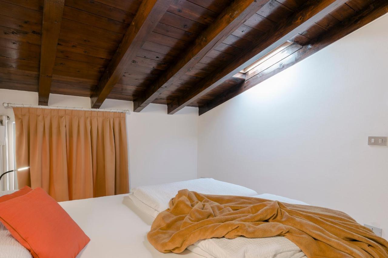 Lovely Mansard Iseo Portelle Holiday With Private Parking And Bike Storage Exterior foto